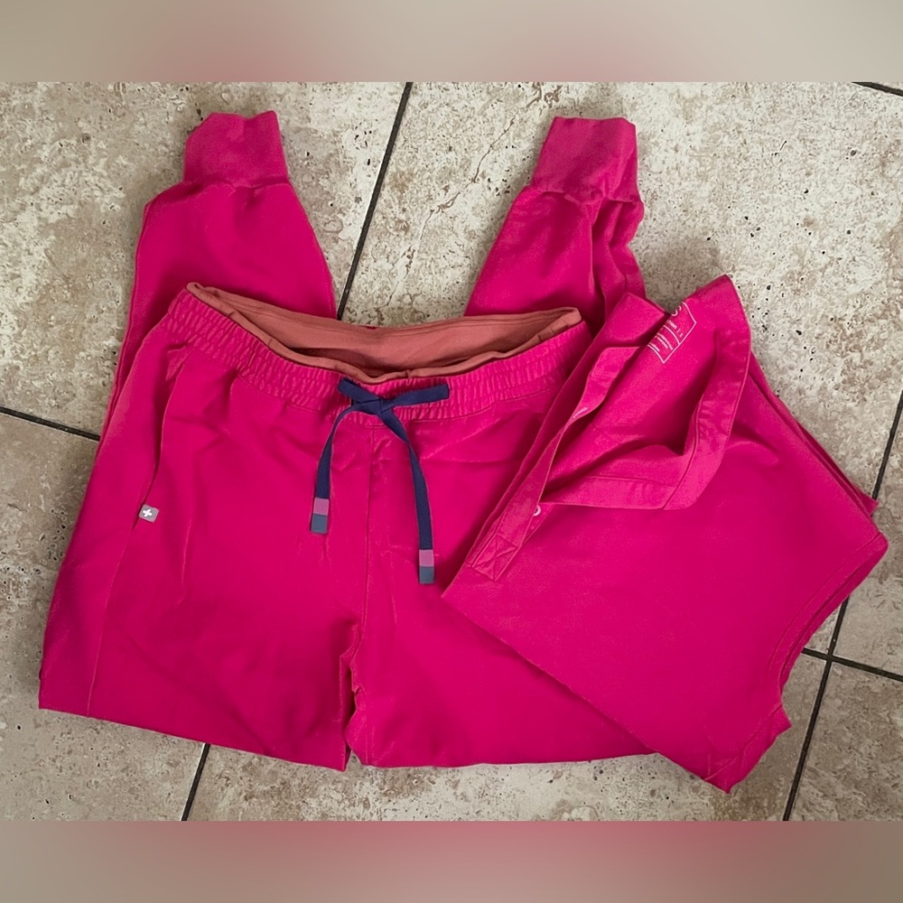 Figs Women’s Bright Hot Pink Jogger and Top Scub Set